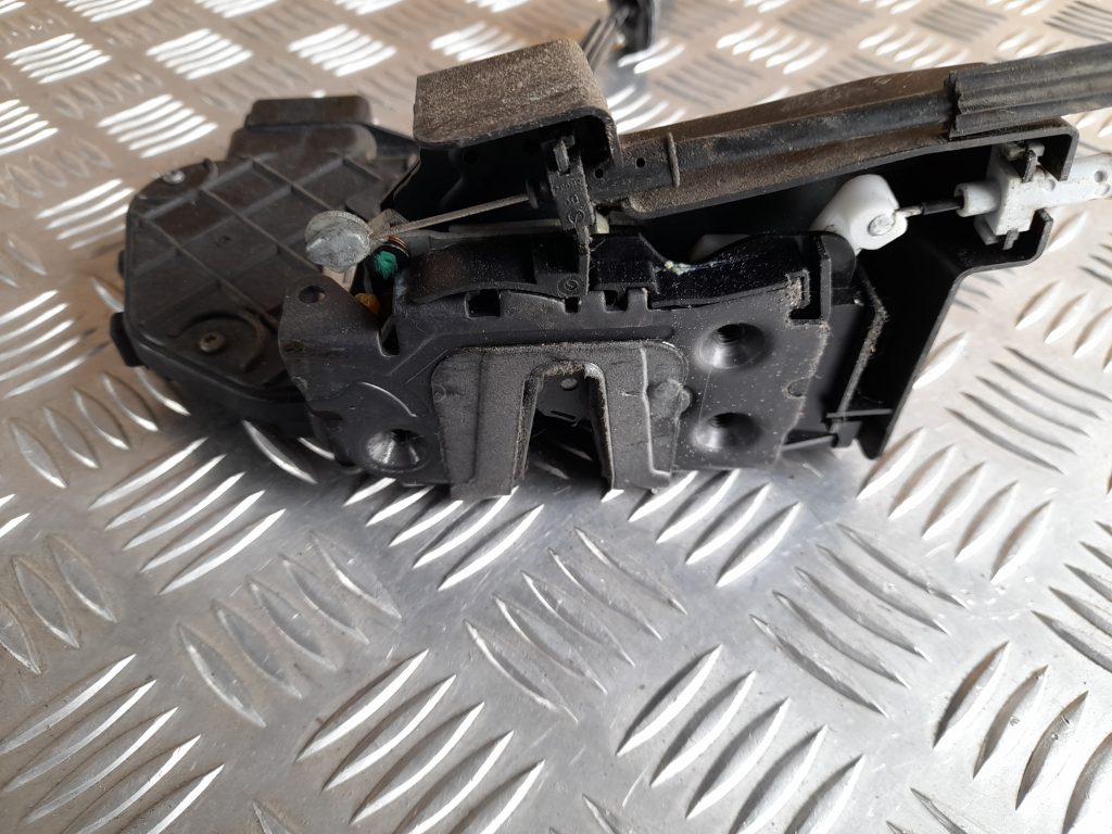 Priekšējo kreiso durvju slēdzene priekš RANGE ROVER SPORT 2007 3 Priekšējo kreiso durvju slēdzene priekš RANGE ROVER SPORT 2007