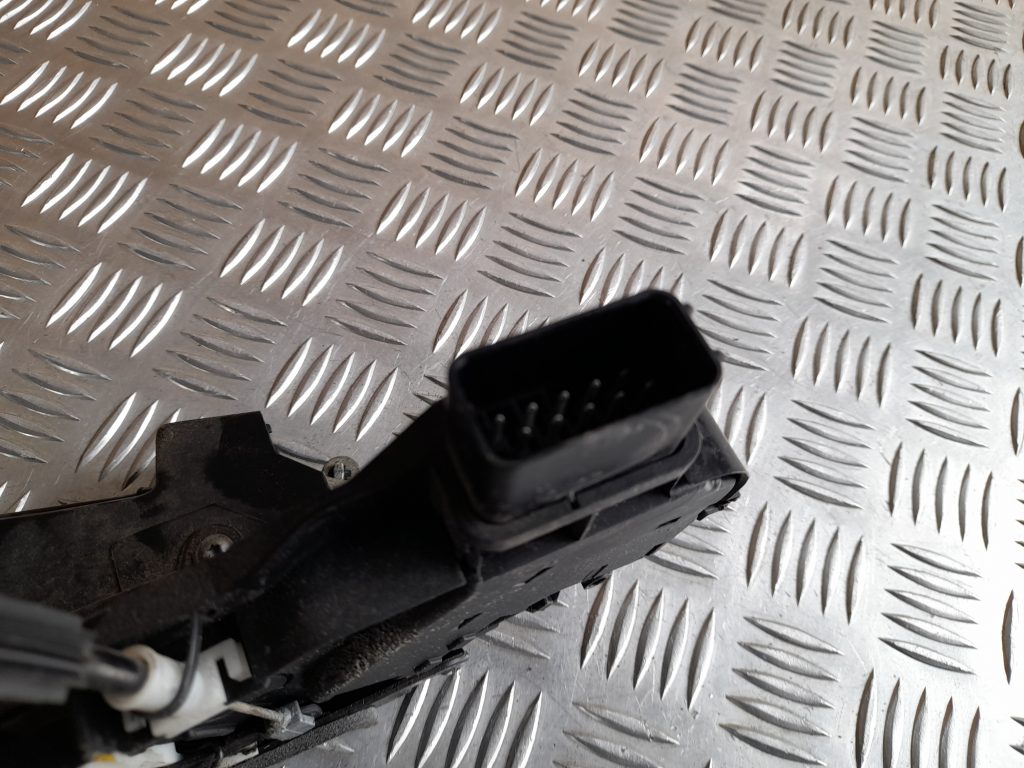 Priekšējo kreiso durvju slēdzene priekš RANGE ROVER SPORT 2007 5 Priekšējo kreiso durvju slēdzene priekš RANGE ROVER SPORT 2007