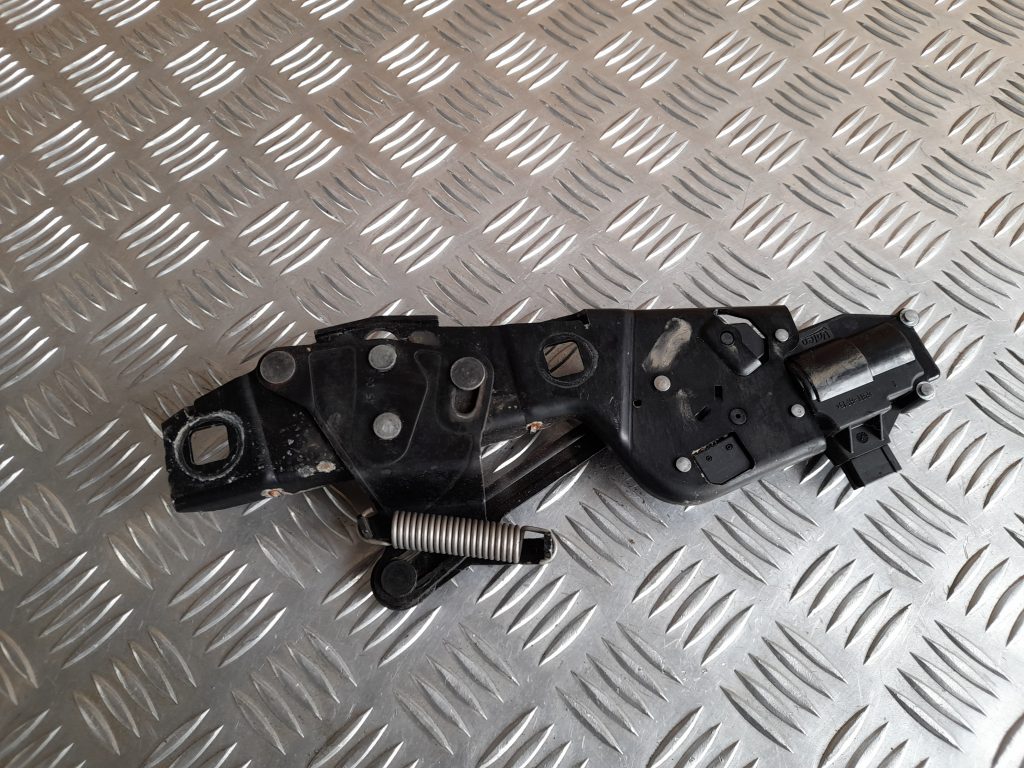 Bagažnieka vāka slēdzenes cilpa priekš RANGE ROVER SPORT 2007 2 Bagažnieka vāka slēdzenes cilpa priekš RANGE ROVER SPORT 2007