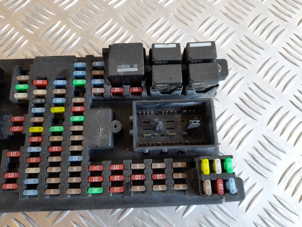 Drošinātāju bloks priekš RANGE ROVER SPORT 2007 4 Drošinātāju bloks priekš RANGE ROVER SPORT 2007