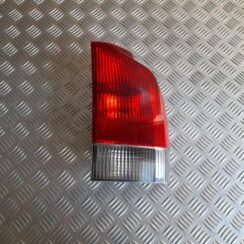 Aizmugurējais labais lukturis priekš VOLVO V70 2003 SILVER