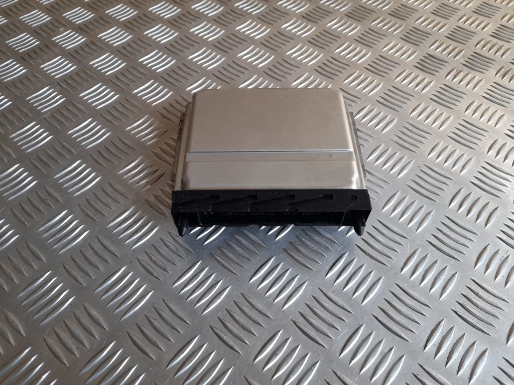 Dzinēja vadības bloks priekš VOLVO V70 2003 SILVER 1 Dzinēja vadības bloks priekš VOLVO V70 2003 SILVER