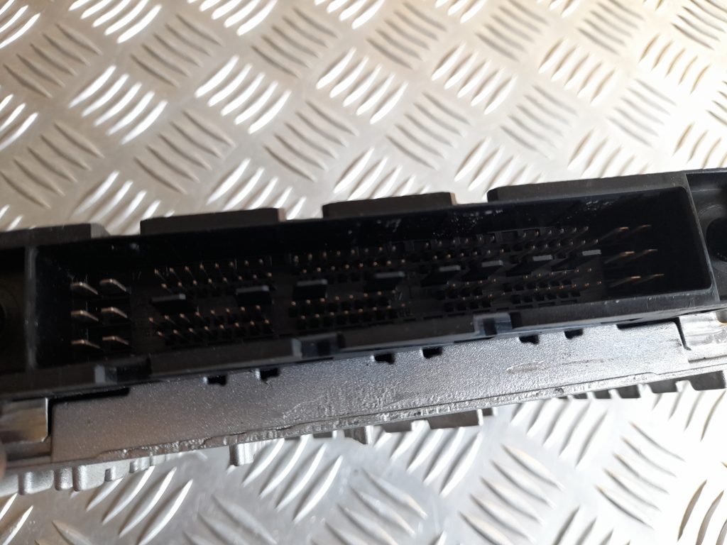 Dzinēja vadības bloks priekš VOLVO V70 2003 SILVER 3 Dzinēja vadības bloks priekš VOLVO V70 2003 SILVER