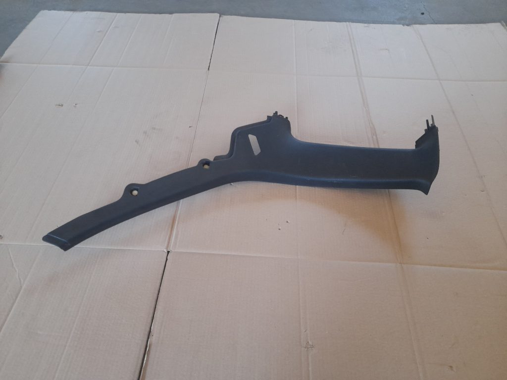 Aizmugurējas salona statnes apdare priekš VOLVO V70 2003 SILVER