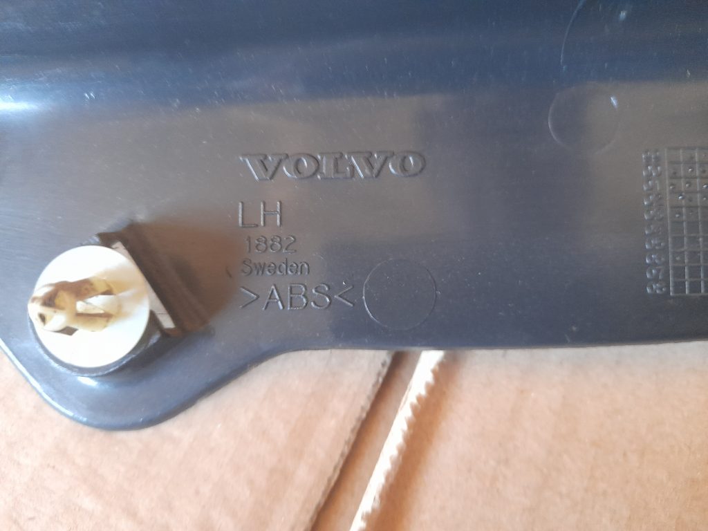 Aizmugurējas salona statnes apdare priekš VOLVO V70 2003 SILVER
