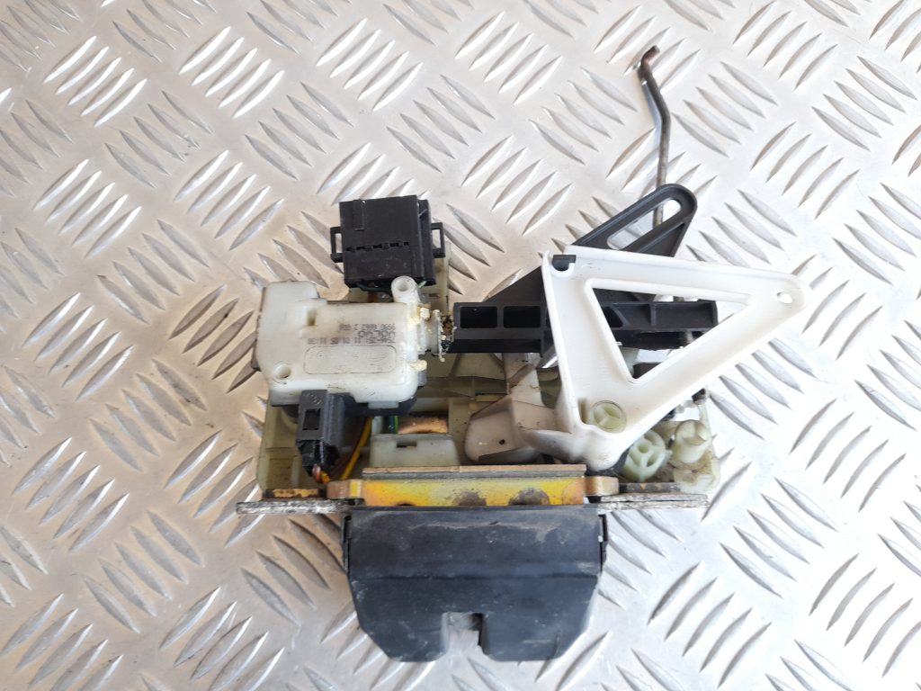 Bagāžnieka vāka slēdzene priekš VOLVO V70 2003 SILVER 3 Bagāžnieka vāka slēdzene priekš VOLVO V70 2003 SILVER