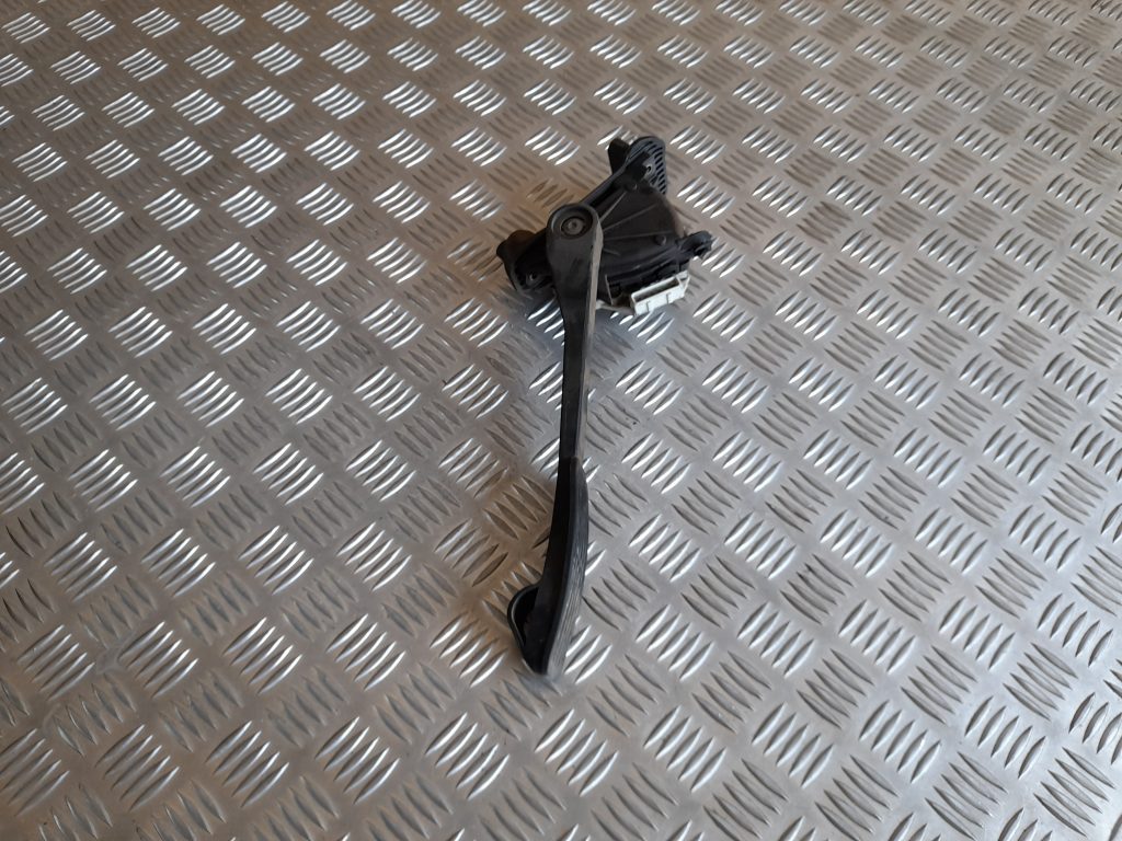 Gāzes pedālis priekš VOLVO V70 2003 SILVER 1 Gāzes pedālis priekš VOLVO V70 2003 SILVER