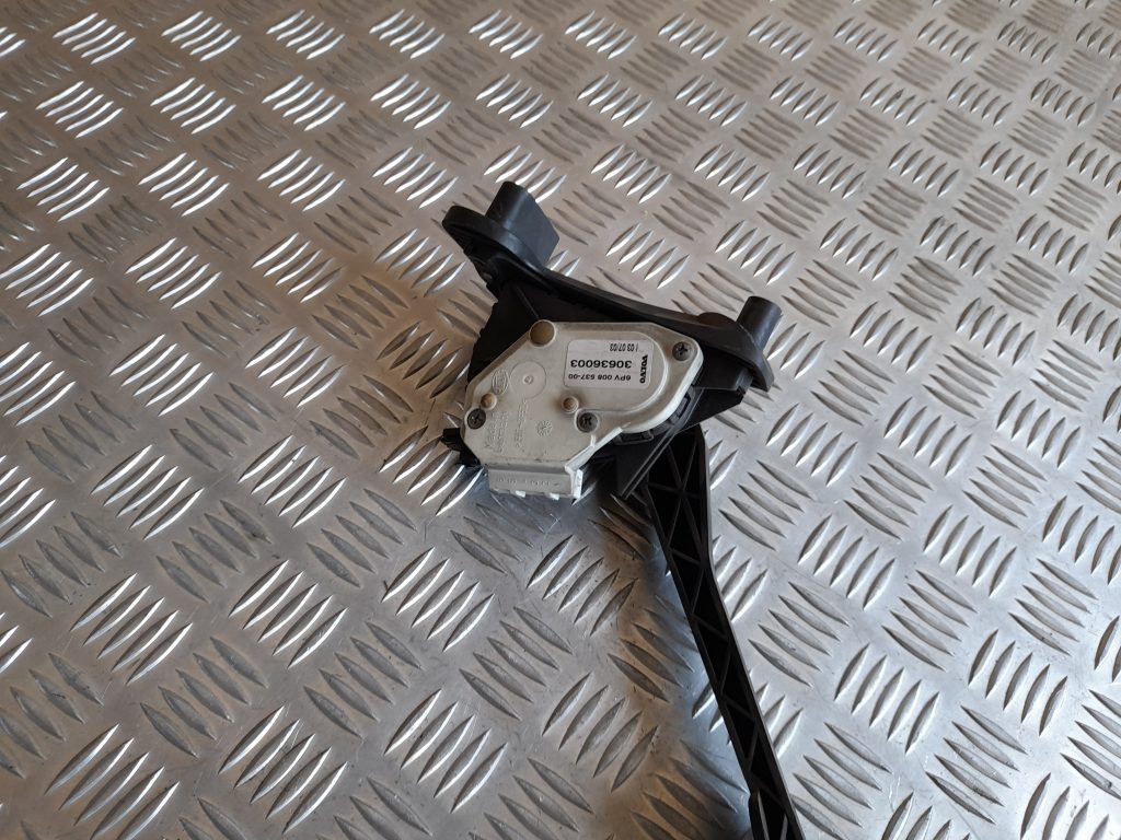 Gāzes pedālis priekš VOLVO V70 2003 SILVER 2 Gāzes pedālis priekš VOLVO V70 2003 SILVER