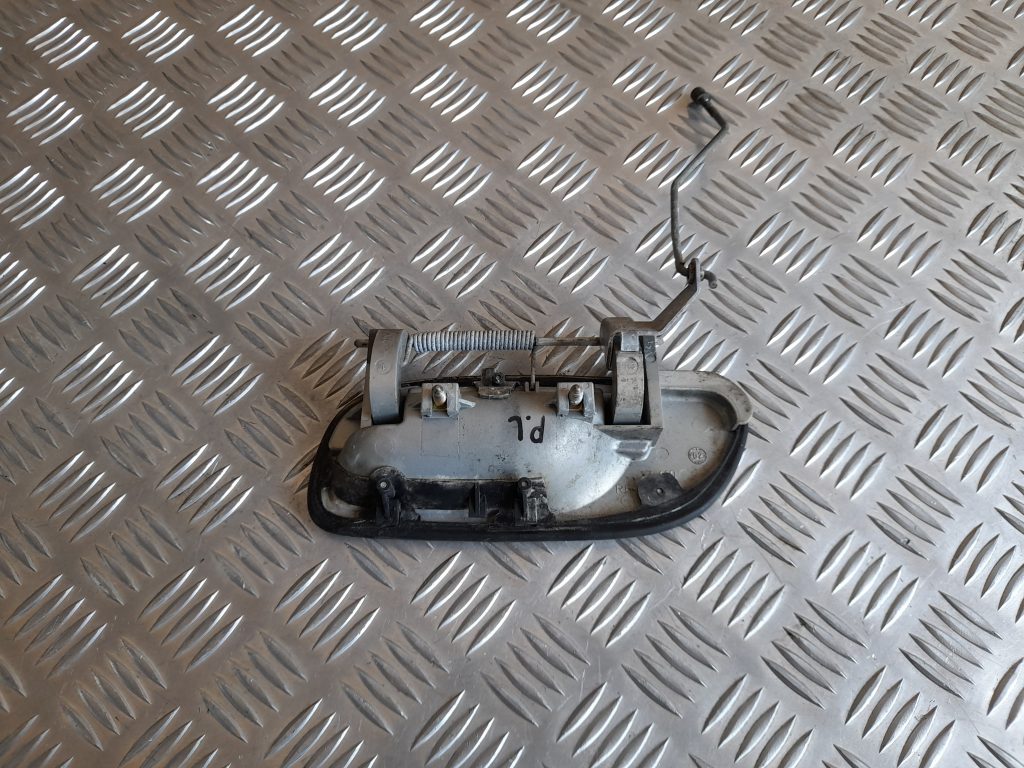 Priekšējāis labais durvju rokturis priekš VOLVO V70 2003 SILVER 2 Priekšējāis labais durvju rokturis priekš VOLVO V70 2003 SILVER