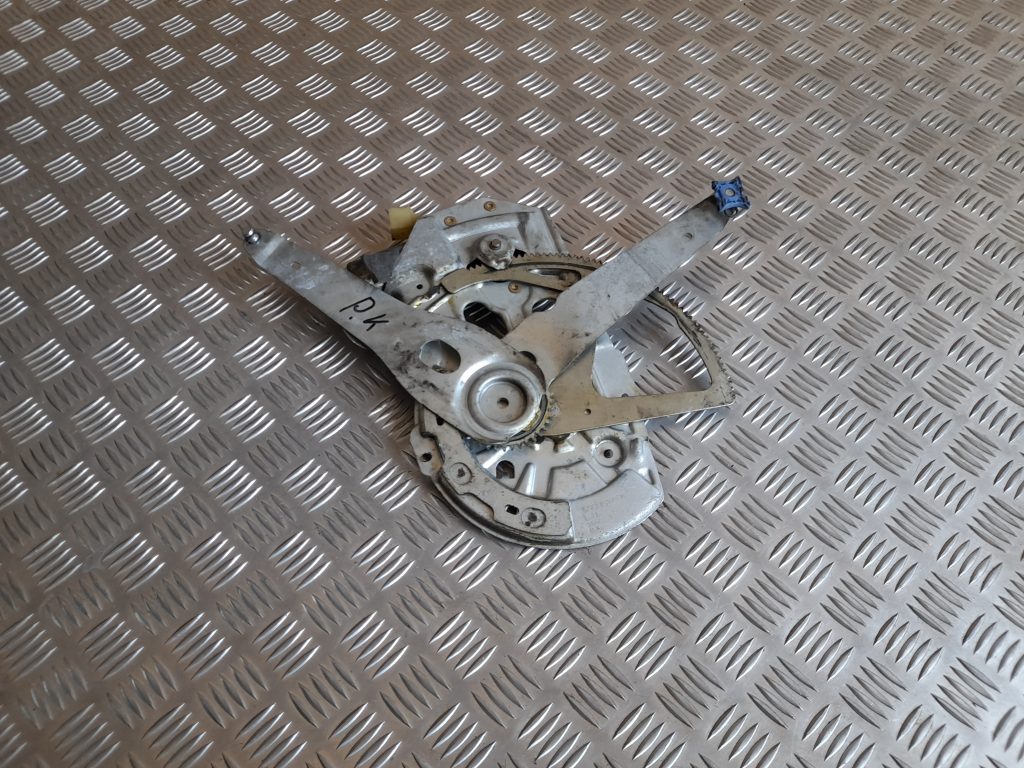 Stikla pacelšanas mehānisms priekšējais kreisais priekš VOLVO V70 2003 SILVER 1 Stikla pacelšanas mehānisms priekšējais kreisais priekš VOLVO V70 2003 SILVER