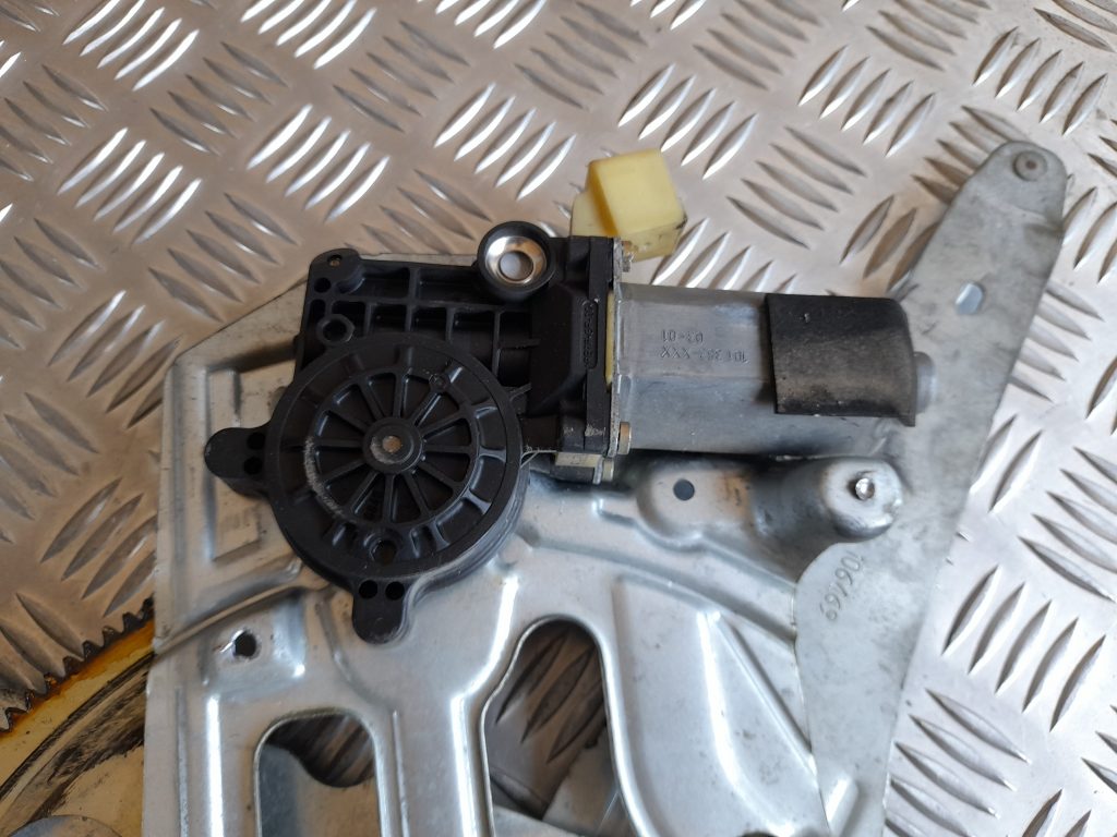 Stikla pacelšanas mehānisms priekšējais kreisais priekš VOLVO V70 2003 SILVER 3 Stikla pacelšanas mehānisms priekšējais kreisais priekš VOLVO V70 2003 SILVER