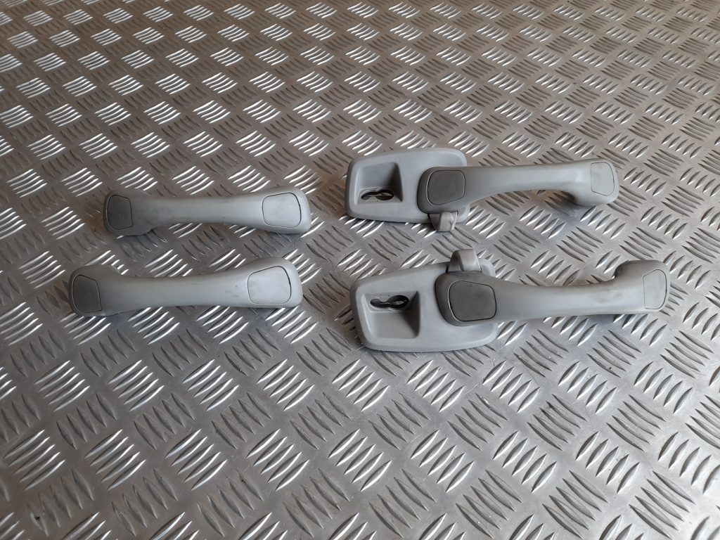 Salona rokturis griestos priekš VOLVO V70 2003 SILVER 1 Salona rokturis griestos priekš VOLVO V70 2003 SILVER