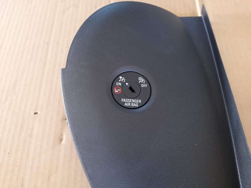 Mērinstrumentu paneļa sānu apdare priekš OPEL ASTRA SPORT 2017