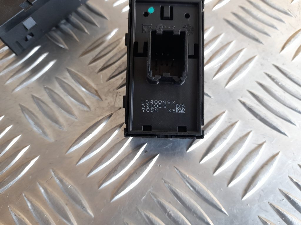 Stikla pacelšanas poga priekš OPEL ASTRA SPORT 2017 2 Stikla pacelšanas poga priekš OPEL ASTRA SPORT 2017