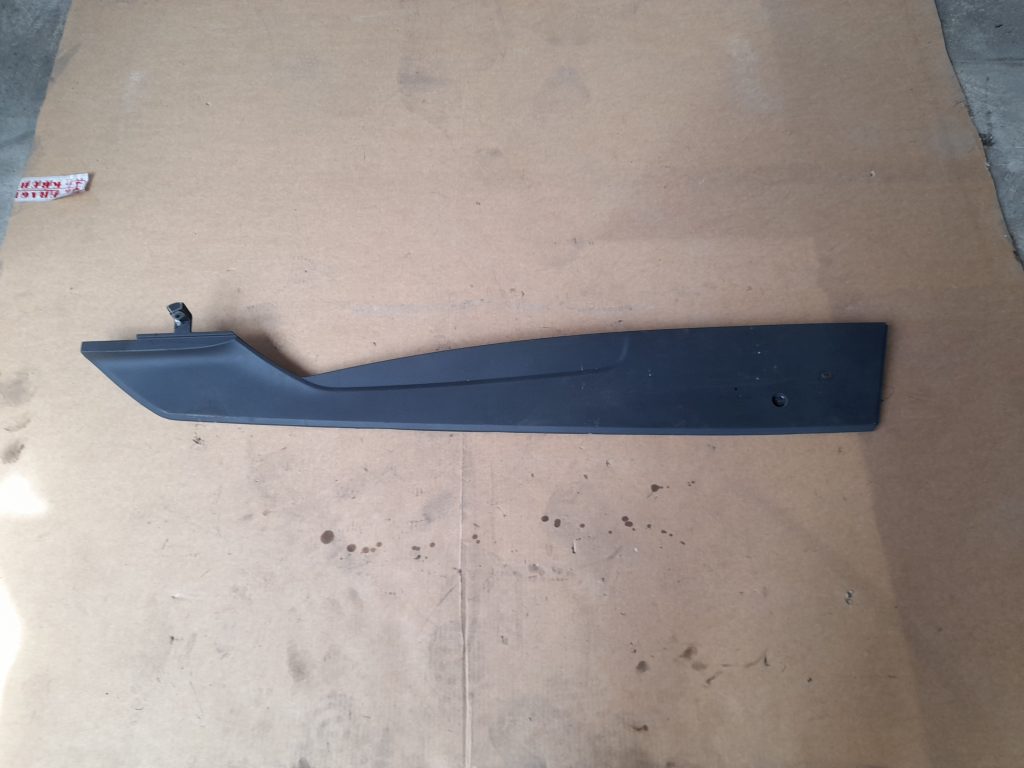 Centrālās konsoles (apdares) sānu panelis priekš VW PHAETON 2005 1 Centrālās konsoles (apdares) sānu panelis priekš VW PHAETON 2005