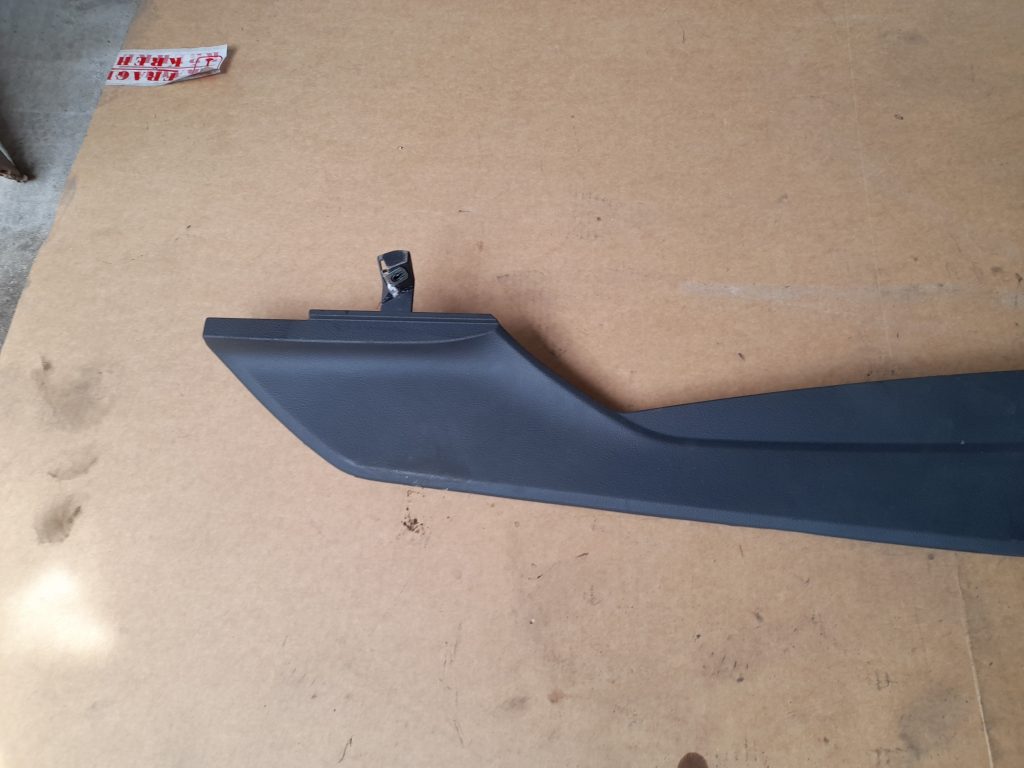 Centrālās konsoles (apdares) sānu panelis priekš VW PHAETON 2005 2 Centrālās konsoles (apdares) sānu panelis priekš VW PHAETON 2005