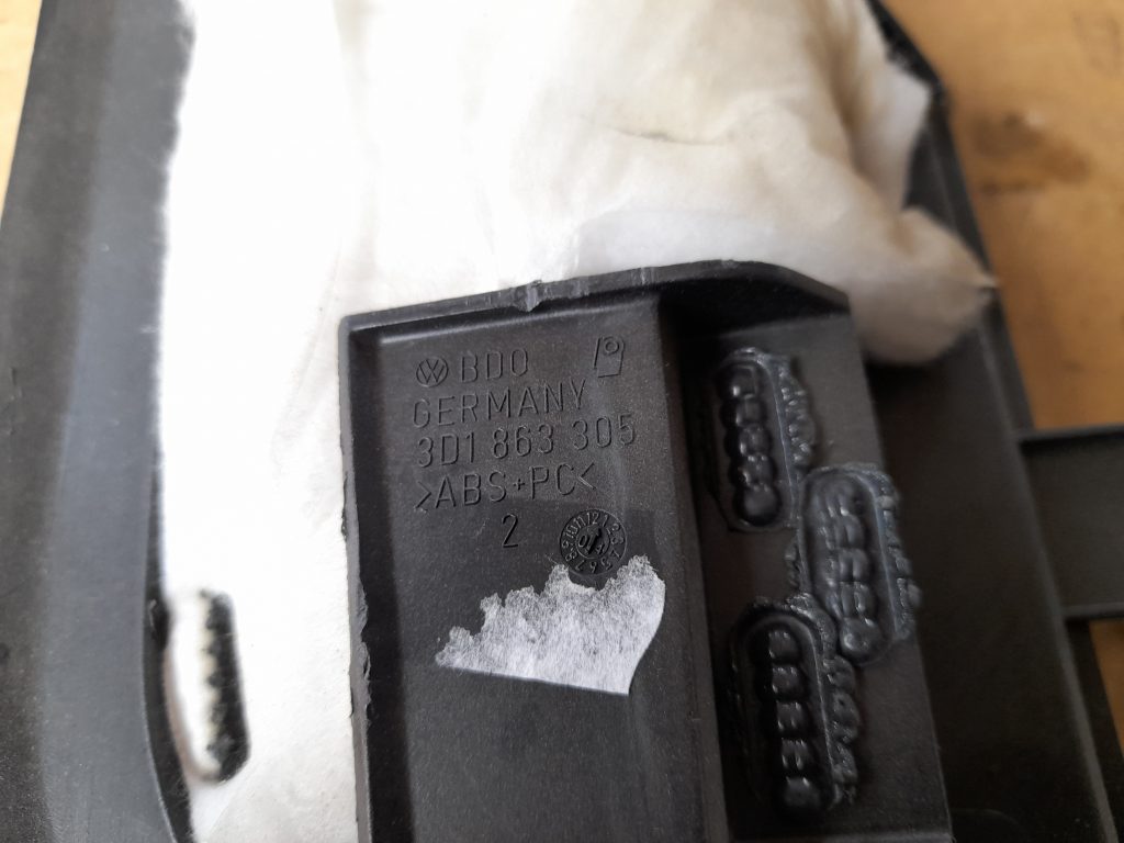 Centrālās konsoles (apdares) sānu panelis priekš VW PHAETON 2005 5 Centrālās konsoles (apdares) sānu panelis priekš VW PHAETON 2005