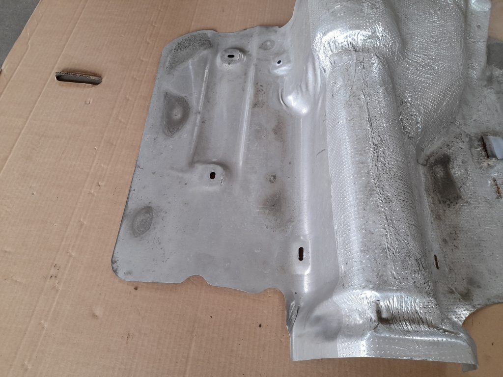 Izpūtēja sistēmas karstuma aizsargs priekš VOLVO XC60 2009 3 Izpūtēja sistēmas karstuma aizsargs priekš VOLVO XC60 2009