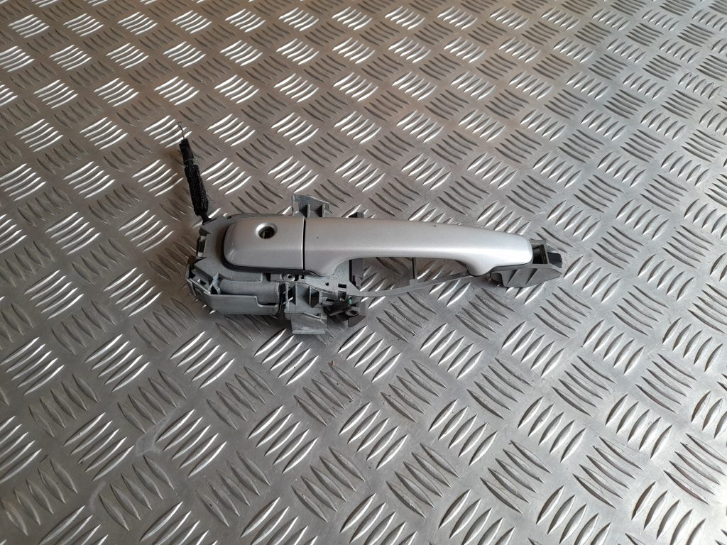 Priekšējāis kreisais durvju rokturis priekš VOLVO XC60 2009 1 Priekšējāis kreisais durvju rokturis priekš VOLVO XC60 2009