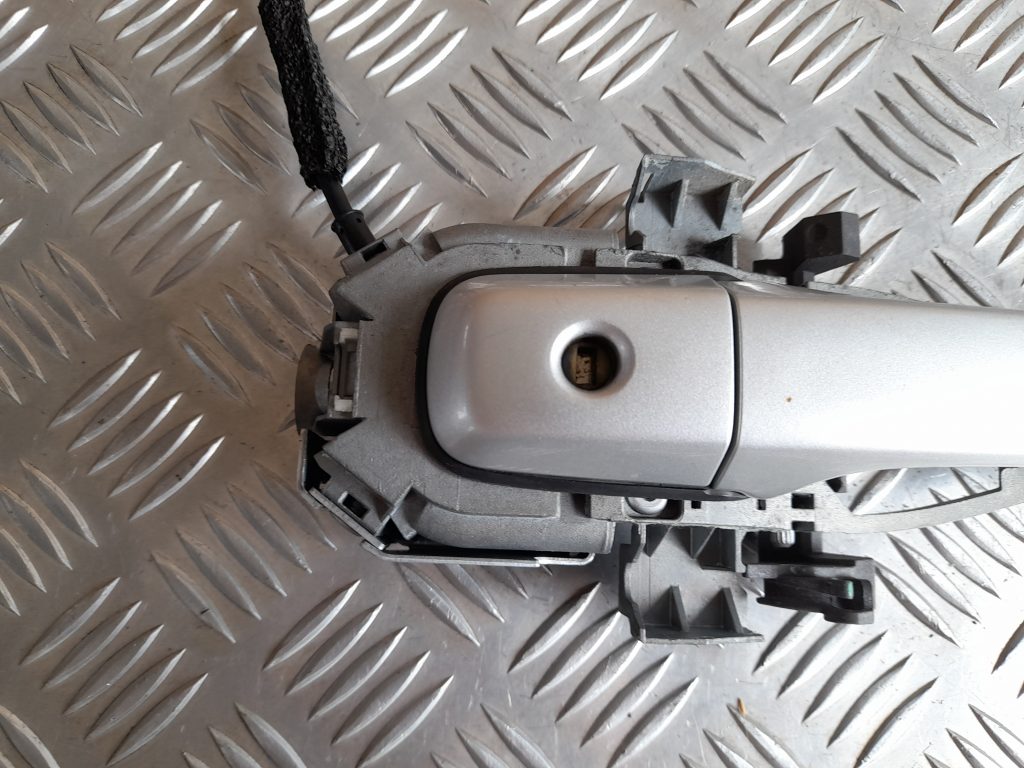 Priekšējāis kreisais durvju rokturis priekš VOLVO XC60 2009 2 Priekšējāis kreisais durvju rokturis priekš VOLVO XC60 2009