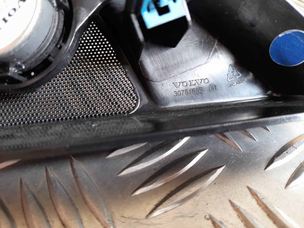 Durvju spoguļa apdares uzlika salonā (ar skaļruni) priekš VOLVO XC60 2009 2 Durvju spoguļa apdares uzlika salonā (ar skaļruni) priekš VOLVO XC60 2009