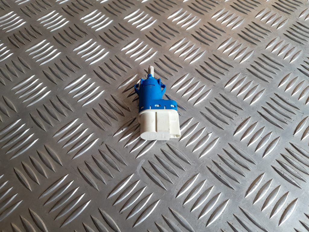 Stop signāla devējs priekš VOLVO XC60 2009 1 Stop signāla devējs priekš VOLVO XC60 2009