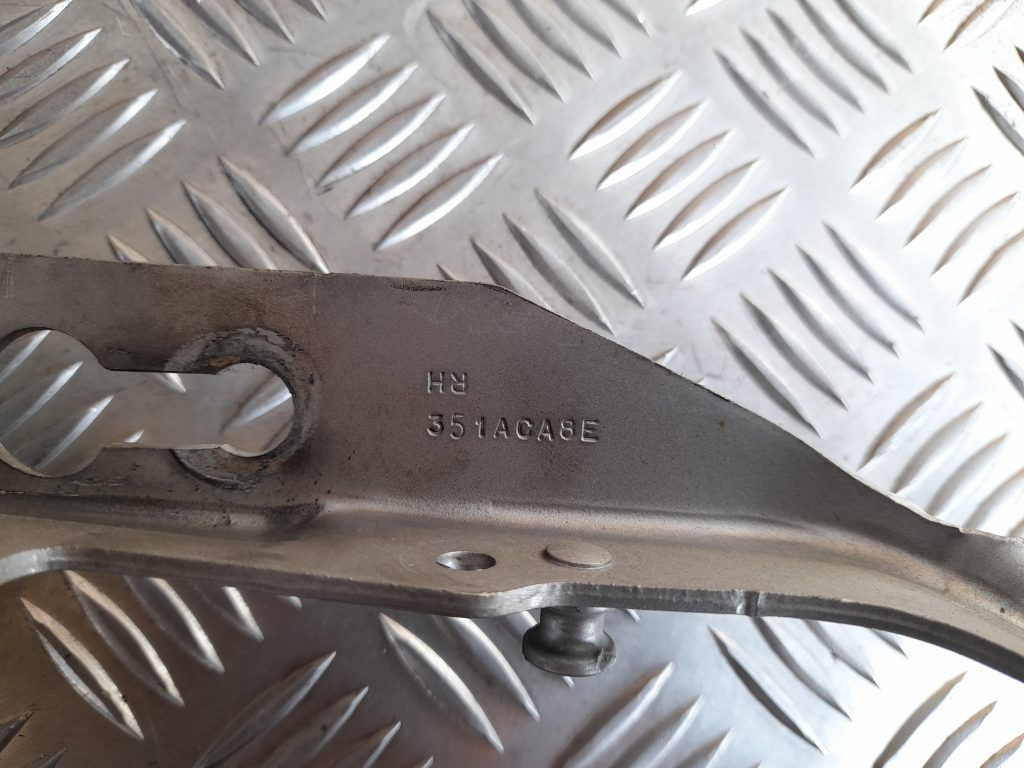 Pārsega eņģe, pa labi priekš VOLVO XC60 2009