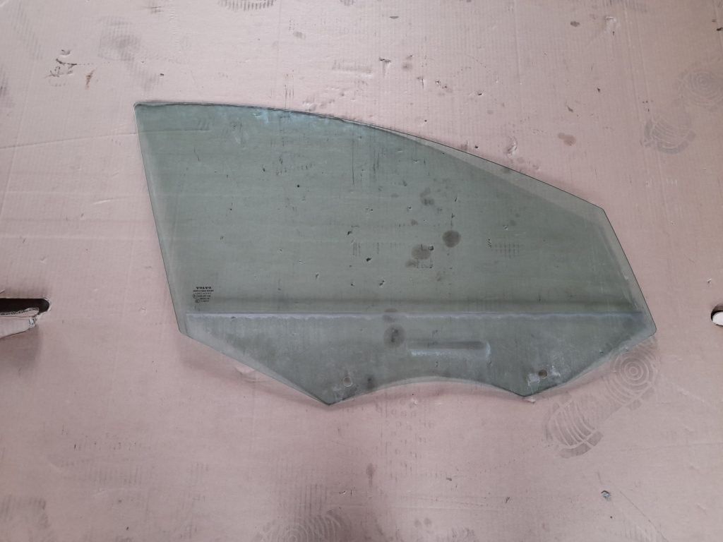 Priekšējo labo durvju stikls priekš VOLVO XC60 2009