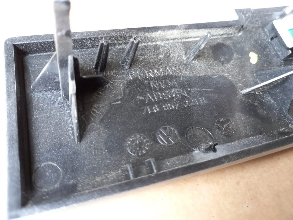 Mērinstrumentu paneļa dekoratīvā uzlika priekš VW TOUAREG 2007 2 Mērinstrumentu paneļa dekoratīvā uzlika priekš VW TOUAREG 2007