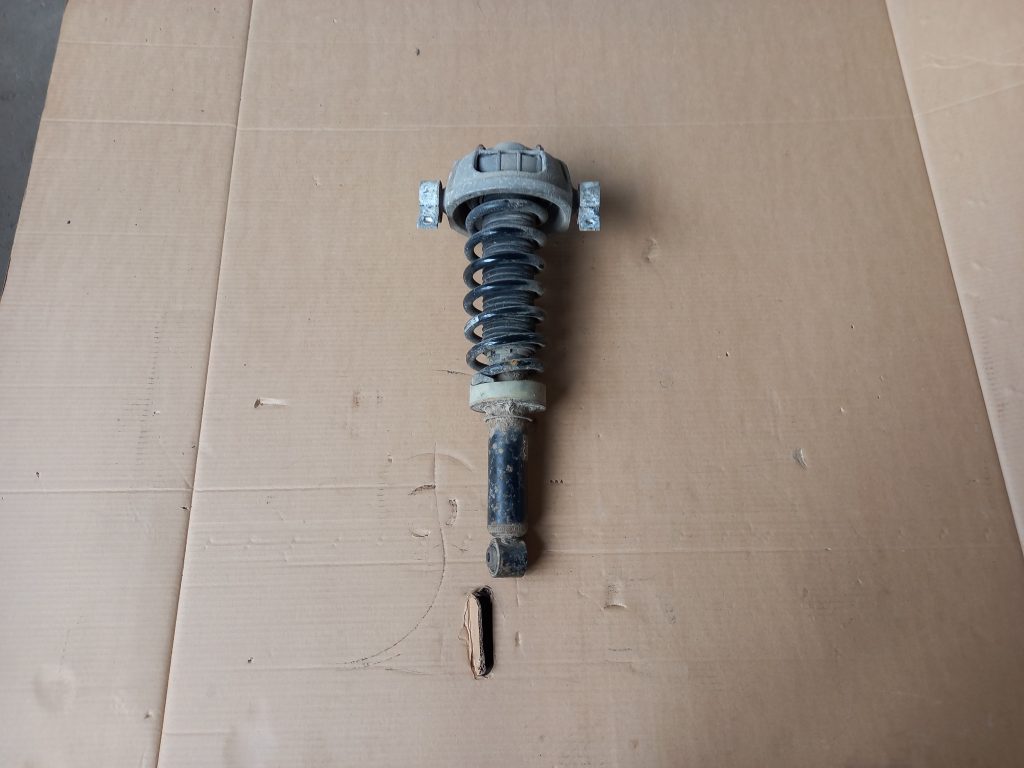 Aizmugurējais amortizators priekš VW TOUAREG 2007 1 Aizmugurējais amortizators priekš VW TOUAREG 2007