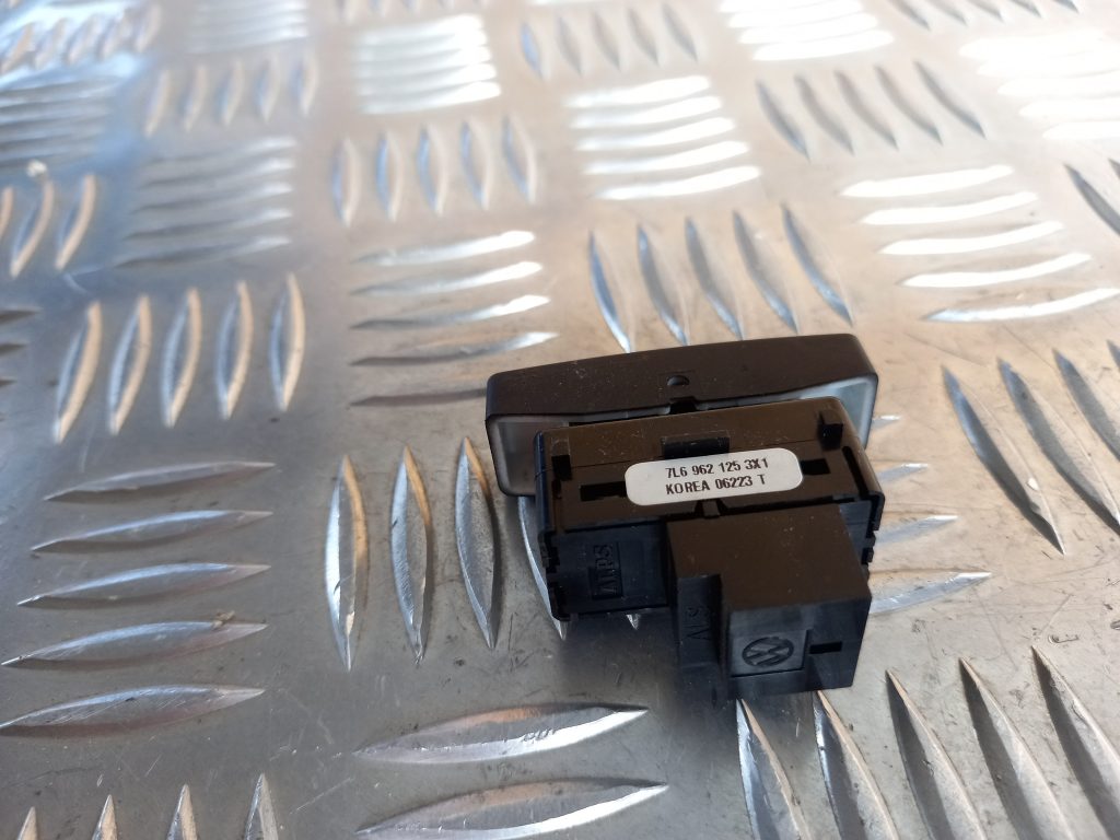 Atvēršanas/aizvēršanas poga priekš VW TOUAREG 2007 3 Atvēršanas/aizvēršanas poga priekš VW TOUAREG 2007