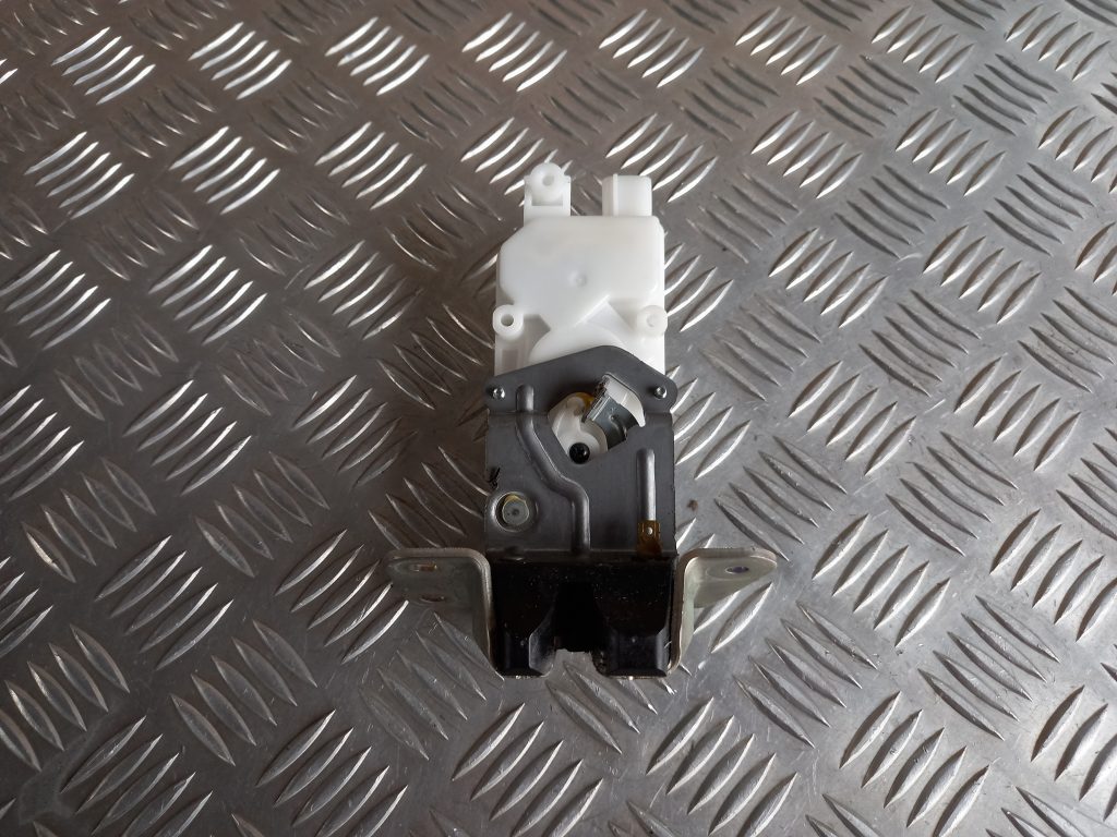 Bagāžnieka vāka slēdzene priekš MITSUBISHI ASX 2011 2 Bagāžnieka vāka slēdzene priekš MITSUBISHI ASX 2011