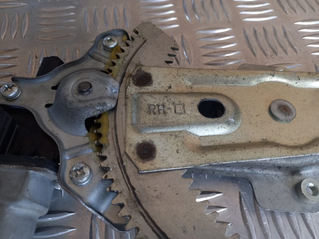 Stikla pacelšanas mehānisms priekšējais labais priekš MITSUBISHI LANCER 2009