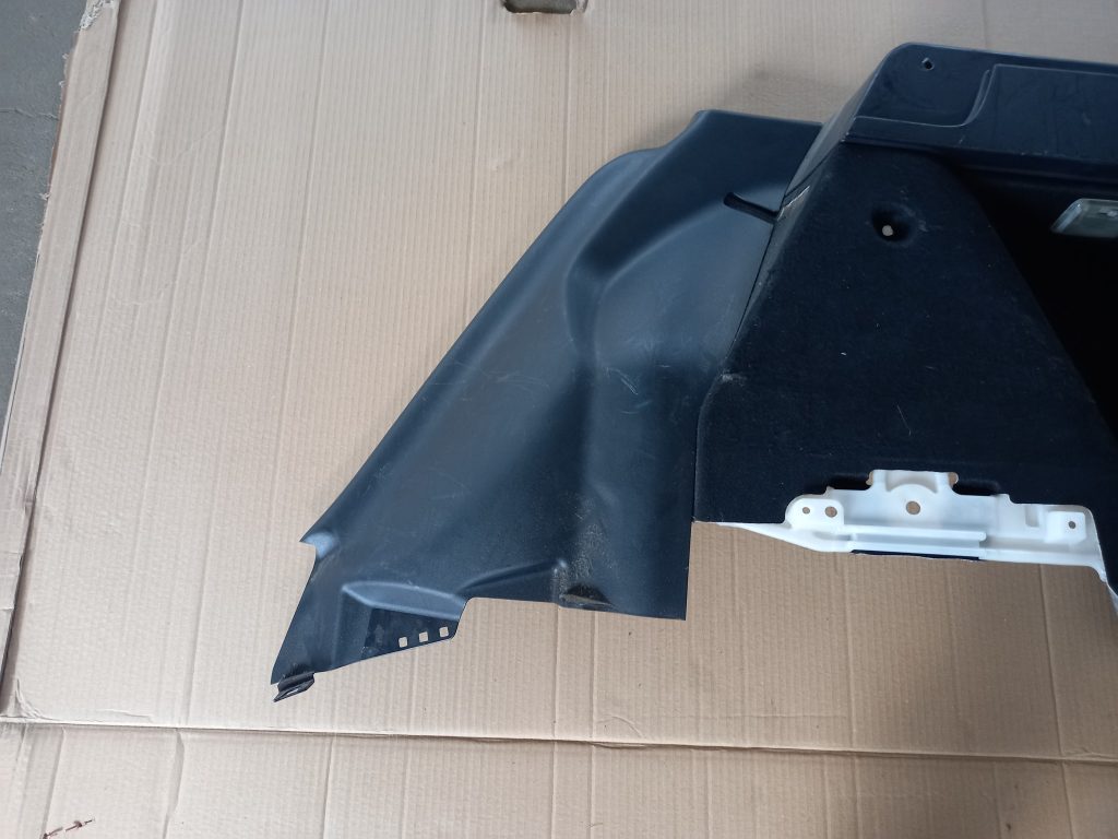 Bagāžnieka nodalījuma sānu apdare priekš MITSUBISHI LANCER 2009