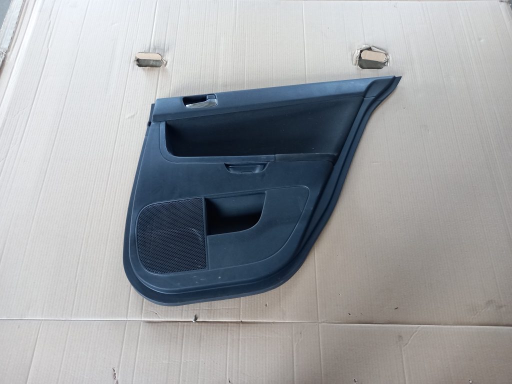 Aizmugurējo labo durvju apdare priekš MITSUBISHI LANCER 2009 1 Aizmugurējo labo durvju apdare priekš MITSUBISHI LANCER 2009