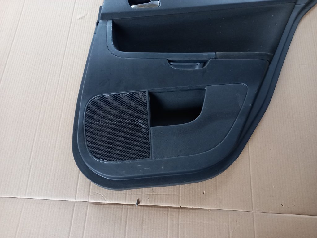 Aizmugurējo labo durvju apdare priekš MITSUBISHI LANCER 2009 3 Aizmugurējo labo durvju apdare priekš MITSUBISHI LANCER 2009