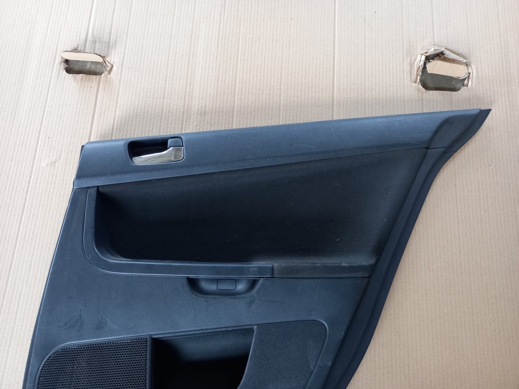 Aizmugurējo labo durvju apdare priekš MITSUBISHI LANCER 2009 2 Aizmugurējo labo durvju apdare priekš MITSUBISHI LANCER 2009