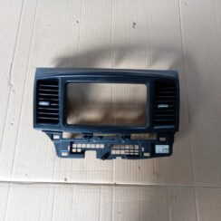 Mērinstrumentu paneļa gaisa vads, centrā priekš MITSUBISHI LANCER 2009