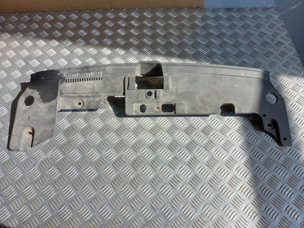 Radiatoru augšēja uzlika priekš MITSUBISHI LANCER 2009 2 Radiatoru augšēja uzlika priekš MITSUBISHI LANCER 2009