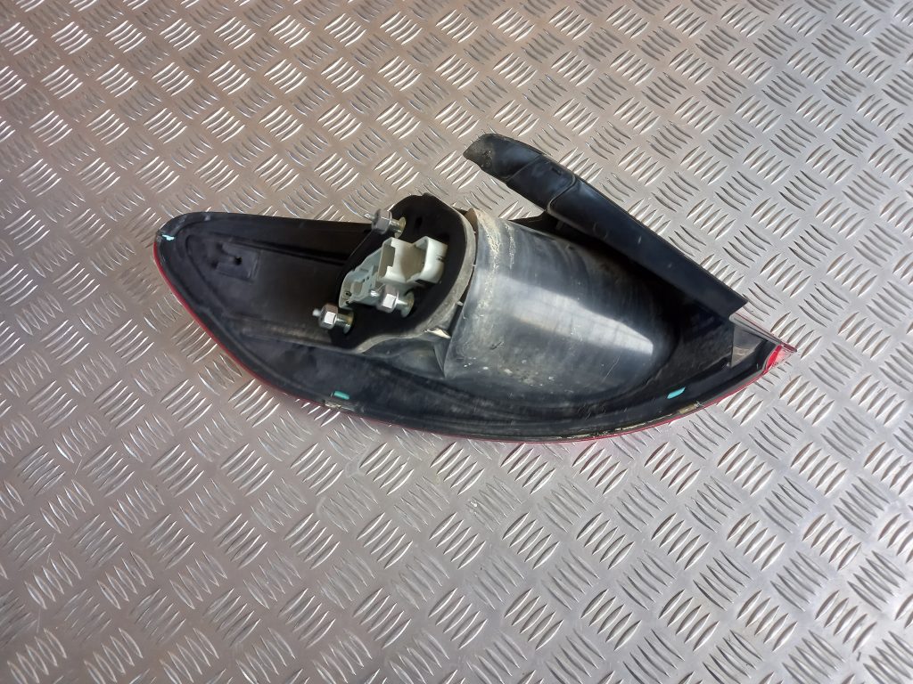 Aizmugurējais labais lukturis priekš VW PASSAT CC 2009