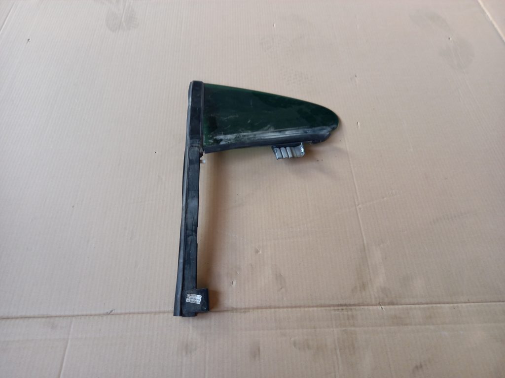 Labo durvju stūra stikls priekš VW PASSAT CC 2009