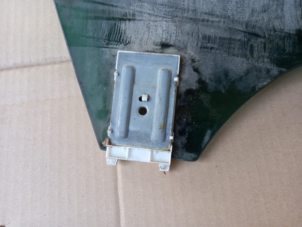 Aizmugurējo labo durvju stikls priekš VW PASSAT CC 2009 2 Aizmugurējo labo durvju stikls priekš VW PASSAT CC 2009