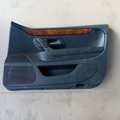 Priekšējo labo durvju apdare priekš VW PASSAT CC 2009