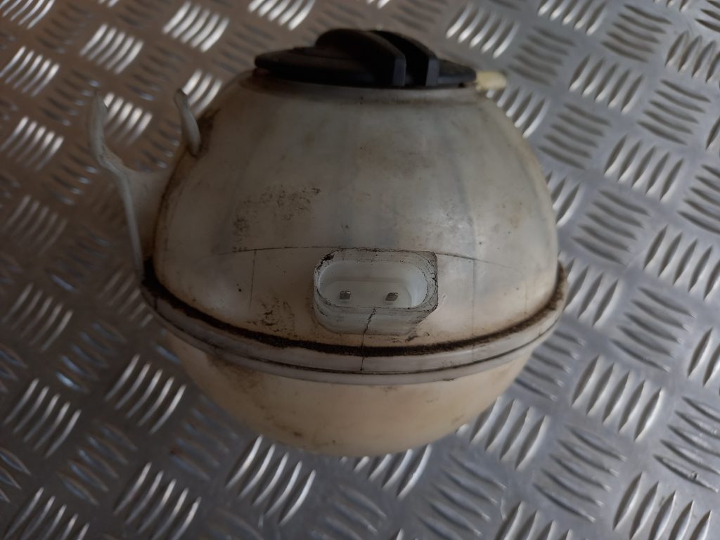 Dzesēšanas šķidruma tvertne priekš VW PASSAT CC 2009