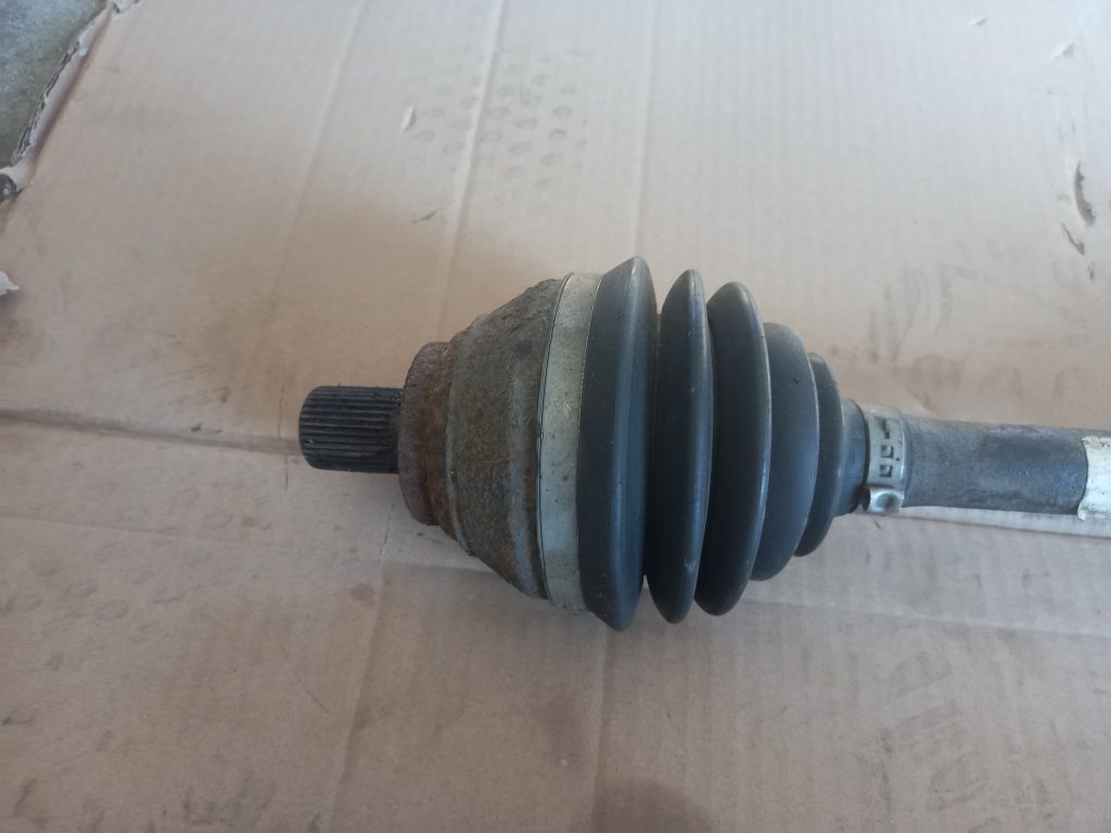 Pusass priekšējā kreisā priekš VW PASSAT CC 2009 2 Pusass priekšējā kreisā priekš VW PASSAT CC 2009