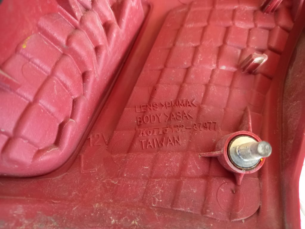 Bagāžnieka vāka kreisais lukturis priekš MITSUBISHI LANCER 2009 3 Bagāžnieka vāka kreisais lukturis priekš MITSUBISHI LANCER 2009