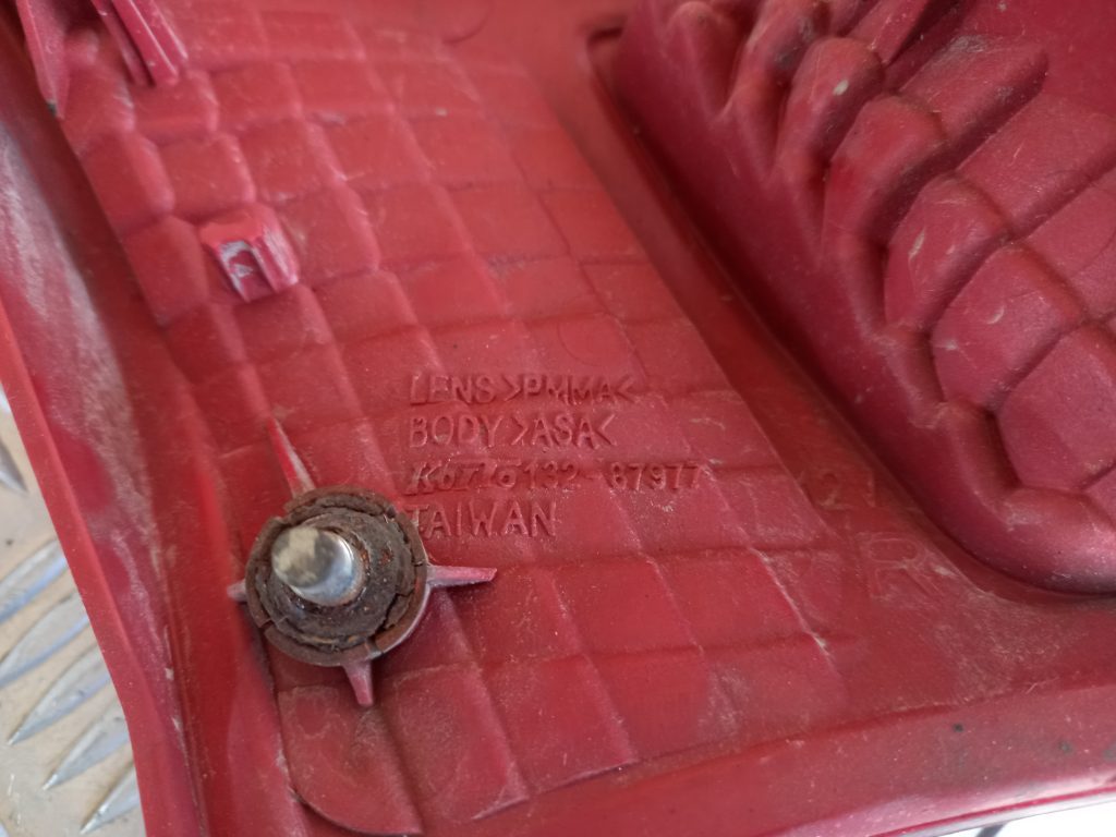 Bagāžnieka vāka labais lukturis priekš MITSUBISHI LANCER 2009