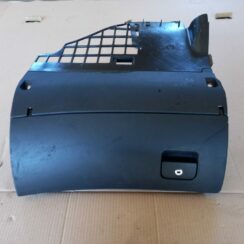 Mantu glabāšanas nodalījums pasažiera pusē priekš AUDI A6 1998