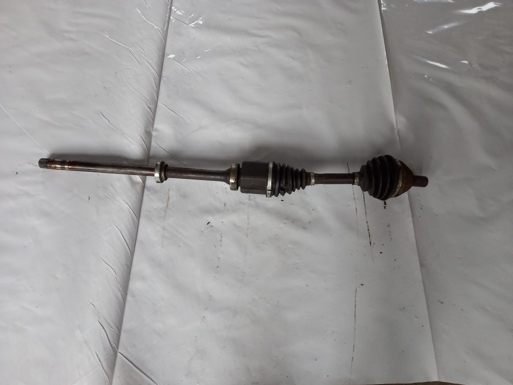 Pusass priekšēja labā priekš LAND ROVER FREELANDER 2007 1 Pusass priekšēja labā priekš LAND ROVER FREELANDER 2007