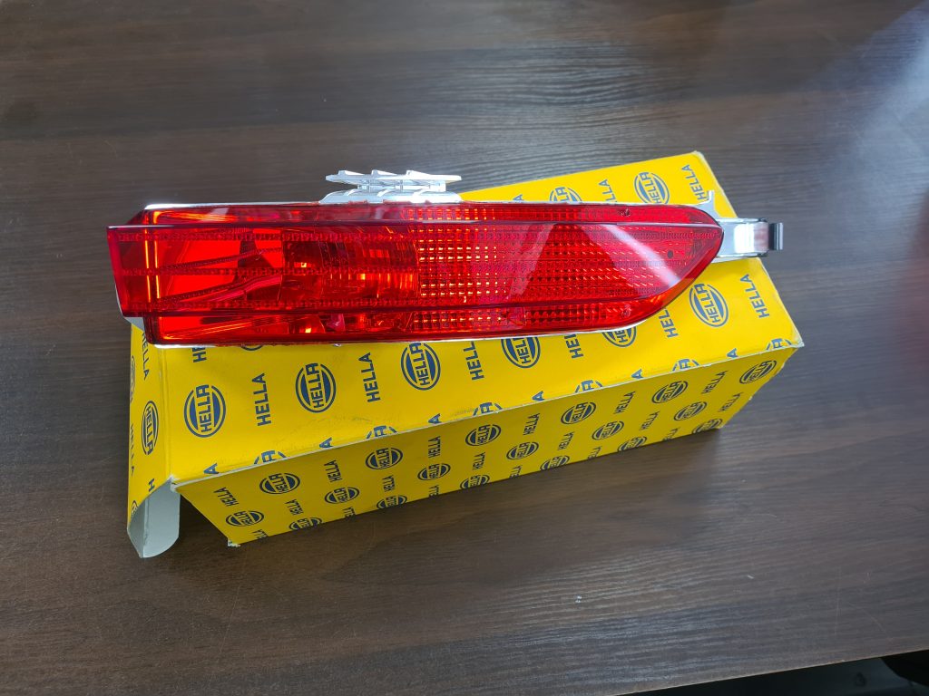 Miglas lukturis aizmugurē labā pusē priekš VW Toureg 2010-2018 7P6945702C 1 Miglas lukturis aizmugurē labā pusē priekš VW Toureg 2010-2018 7P6945702C